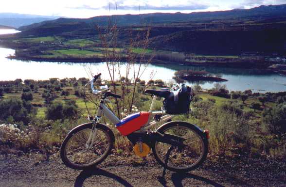 Flyer sobre el llac de Sant Antoni, cam� de Claverol